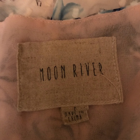 Moon river floral ruffle bell sleeve size s top - Picture 4 of 8